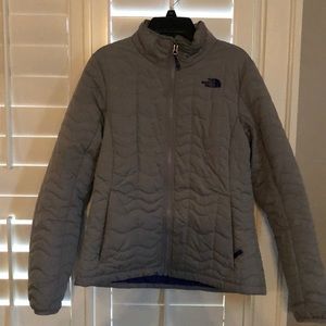 North Face Women’s quilted jacket in grey with dark purple logo and lining